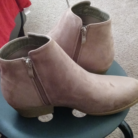 - Women boots size 8.5 - Picture 5 of 7